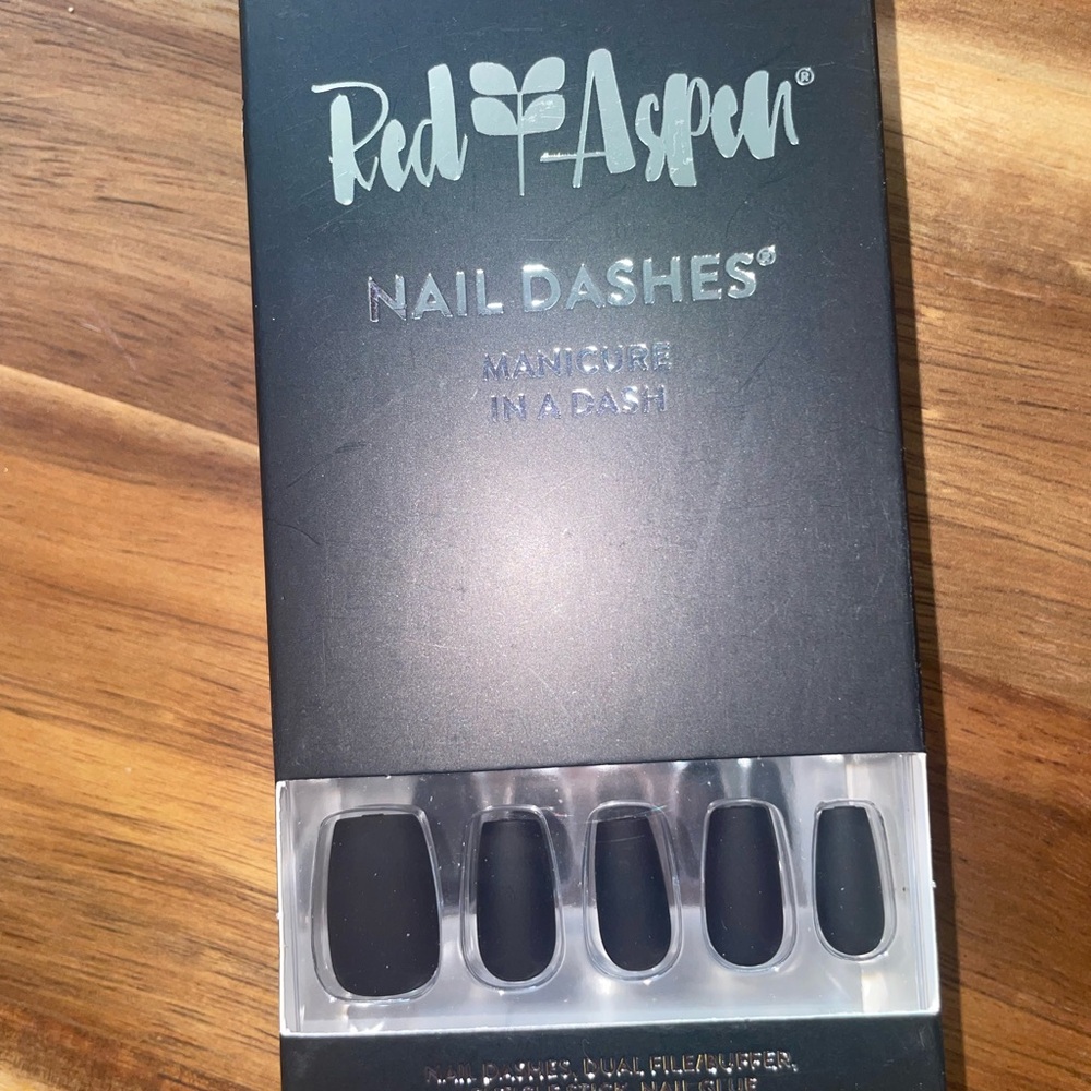Red Aspen Elegant Black Press-On Nails